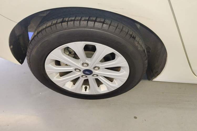 Used Ford Escort 2017 Happiness Edition 1.5L Automatic Fashion Version Right Rear Wheel Hub