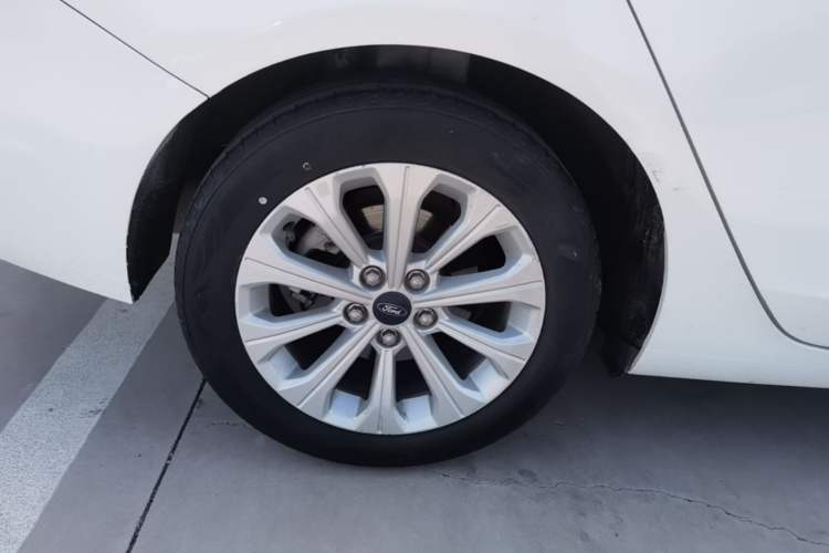 Used Ford Escort 2017 Happiness Edition 1.5L Automatic Fashion Version Right Rear Wheel Hub