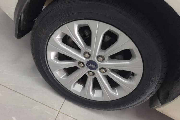 Used Ford Escort 2017 Happiness Edition 1.5L Automatic Fashion Version Right Rear Wheel Hub