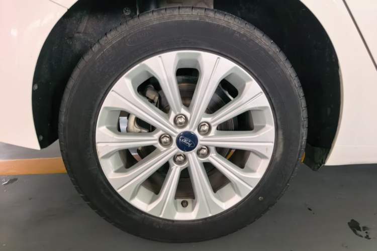 Used Ford Escort 2017 Happiness Edition 1.5L Automatic Fashion Version Right Rear Wheel Hub