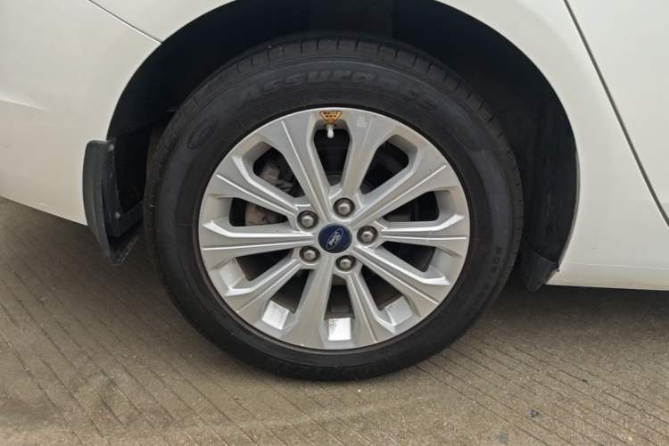 Used Ford Escort 2017 Happiness Edition 1.5L Automatic Fashion Version Right Rear Wheel Hub