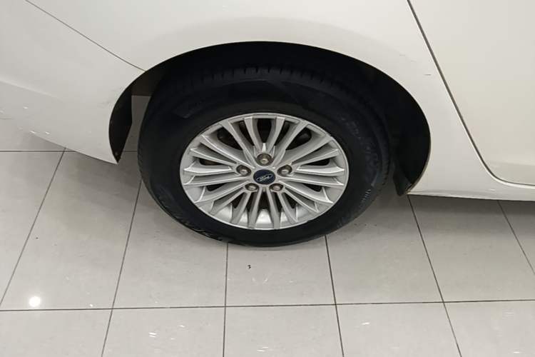 Used Ford Escort 2017 Revised Version 1.5L Automatic Comfort Edition Right Rear Wheel Hub