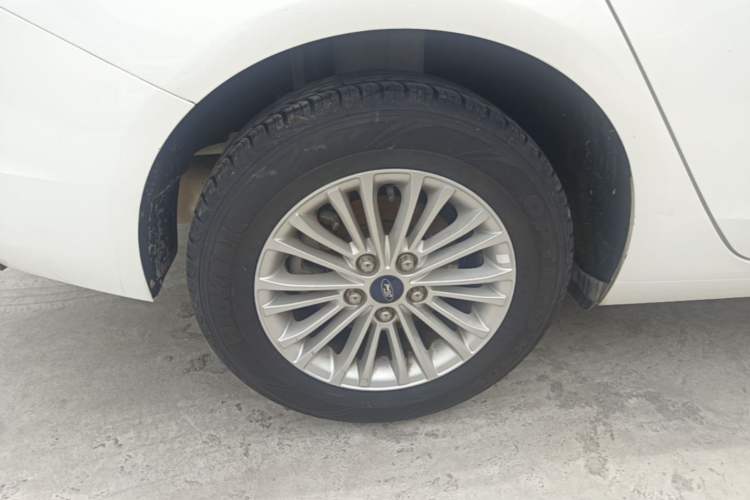 Used Ford Escort 2017 Revised Version 1.5L Automatic Comfort Edition Right Rear Wheel Hub