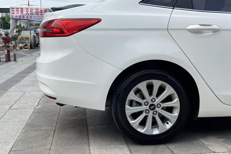 Used Ford Escort 2017 Happiness Edition 1.5L Automatic Fashion Version Right Rear Wheel Hub