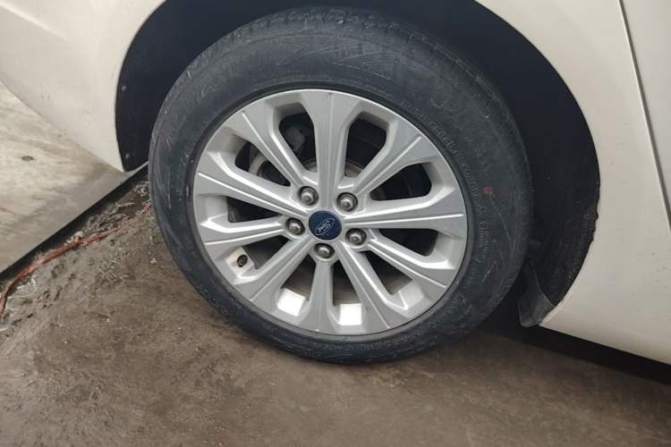 Used Ford Escort 2017 Happiness Edition 1.5L Automatic Fashion Version Right Rear Wheel Hub