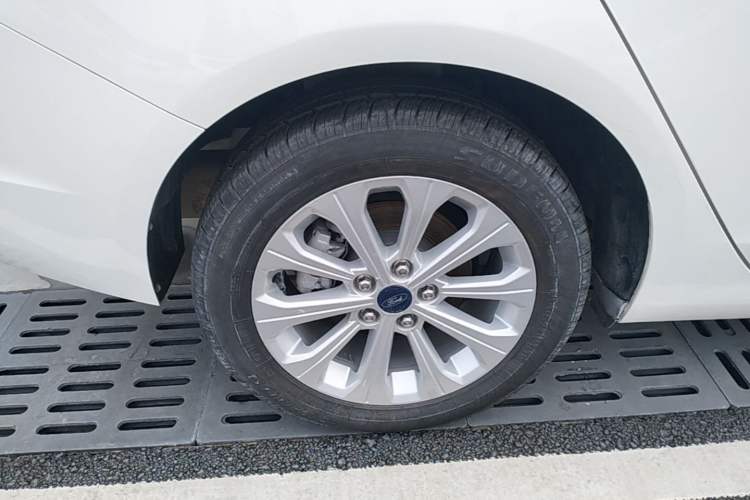 Used Ford Escort 2017 Happiness Edition 1.5L Automatic Fashion Version Right Rear Wheel Hub