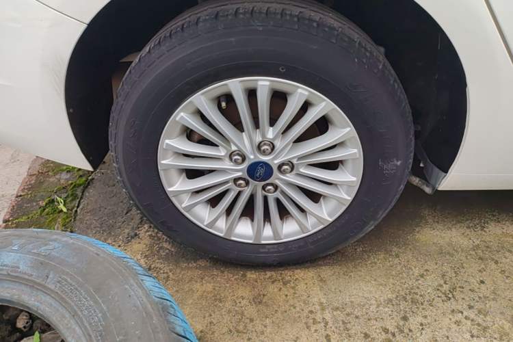 Used Ford Escort 2017 Revised Version 1.5L Automatic Comfort Edition Right Rear Wheel Hub