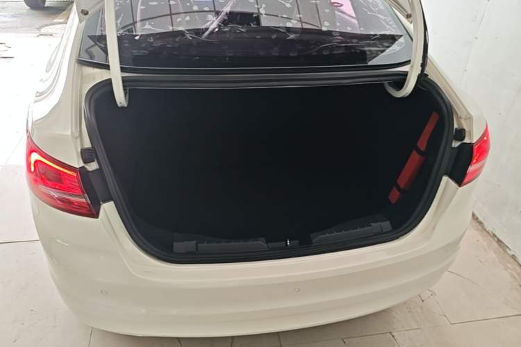 Used Ford Escort 2017 Happiness Edition 1.5L Automatic Fashion Version Trunk