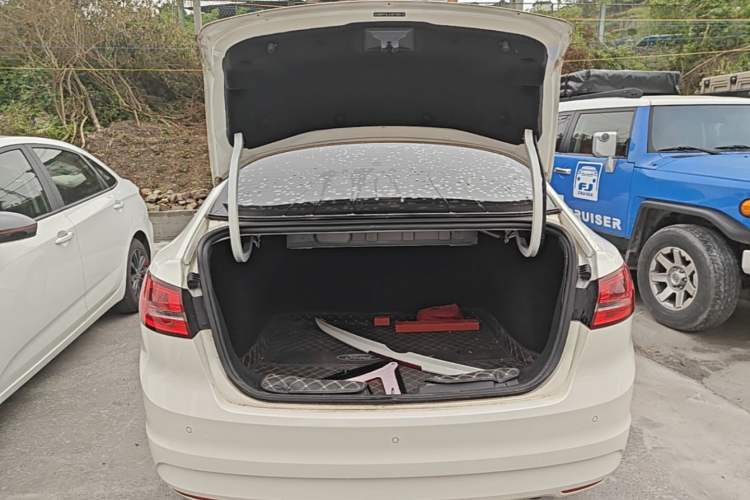 Used Ford Escort 2017 Happiness Edition 1.5L Automatic Fashion Version Trunk