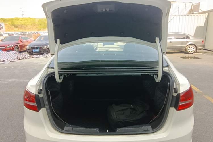 Used Ford Escort 2017 Happiness Edition 1.5L Automatic Fashion Version Trunk