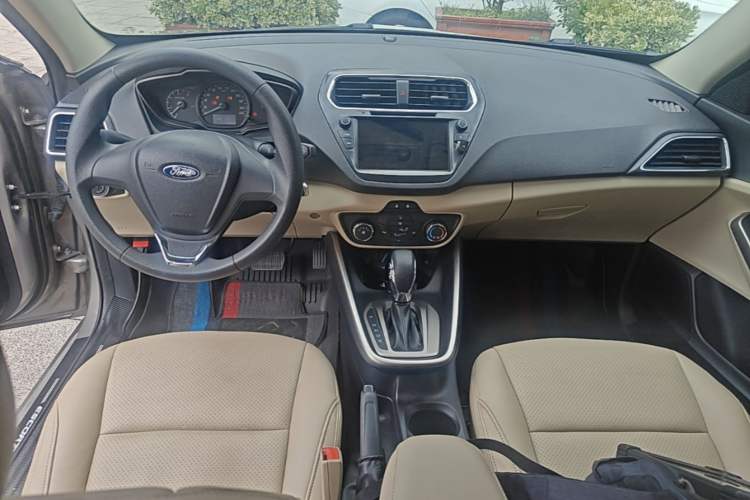 Used Ford Escort 2017 Revised Version 1.5L Automatic Comfort Edition Center Console