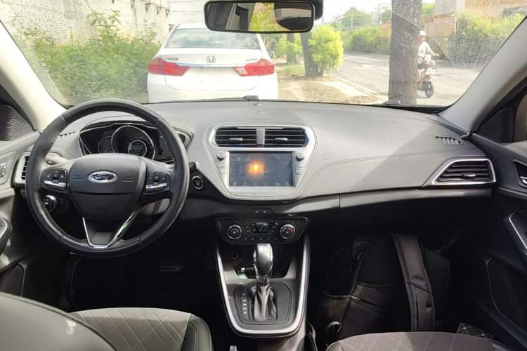Used Ford Escort 2019 Revised Version 1.5L Automatic Enjoyment Type China VI Standard Center Console
