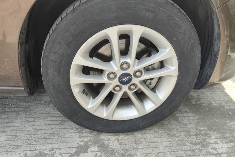 Used Ford Escort 2019 Revised 1.5L Automatic ZhiXiang Version (Tire Pressure Monitoring) China VI Standard Right Front Wheel Hub