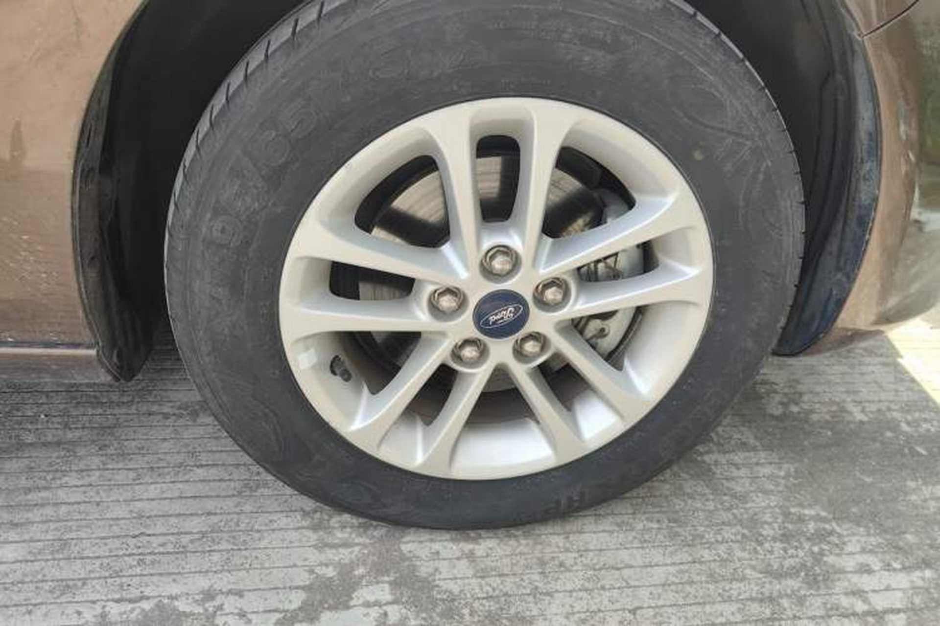 Used Ford Escort 2019 Revised 1.5L Automatic ZhiXiang Version (Tire Pressure Monitoring) China VI Standard Right Front Wheel Hub