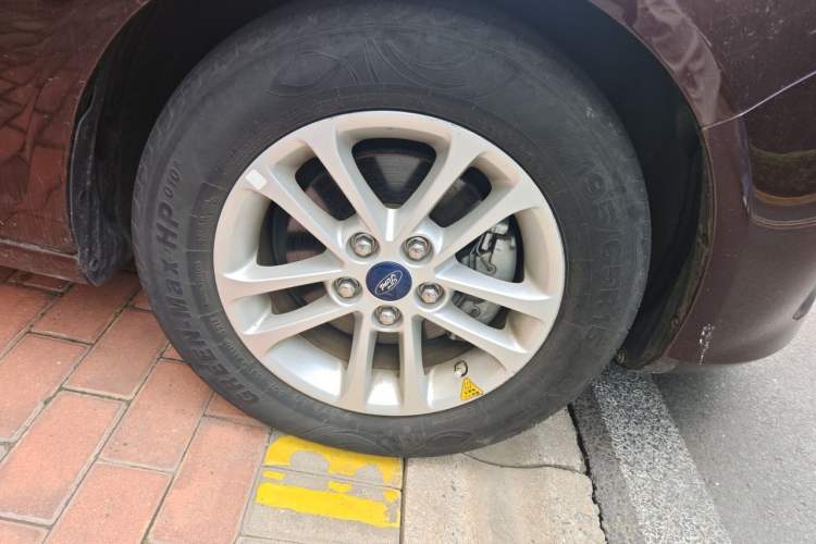Used Ford Escort 2019 Revised 1.5L Automatic ZhiXiang Version China VI Standard Right Front Wheel Hub