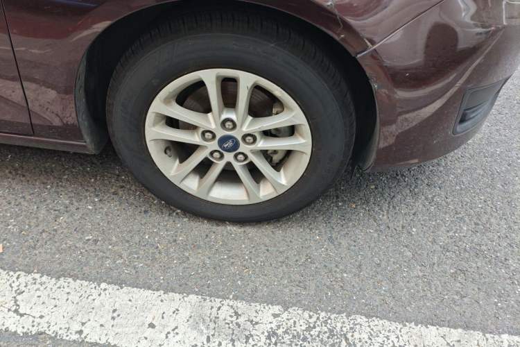 Used Ford Escort 2019 Revised 1.5L Automatic ZhiXiang Version (Tire Pressure Monitoring) China VI Standard Right Front Wheel Hub