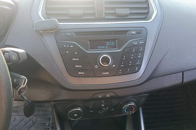 Used Ford Escort 2019 Revised 1.5L Automatic ZhiXiang Version China VI Standard Audio And AC Panel