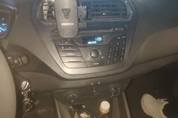 Used Ford Escort 2019 Revised Version 1.5L Manual "Quality Enjoyment" Trim (Tire Pressure Monitoring) China VI Standard Audio And AC Panel