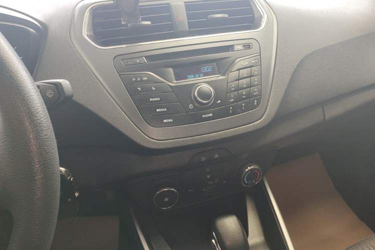 Used Ford Escort 2019 Revised 1.5L Automatic ZhiXiang Version (Tire Pressure Monitoring) China VI Standard Audio And AC Panel