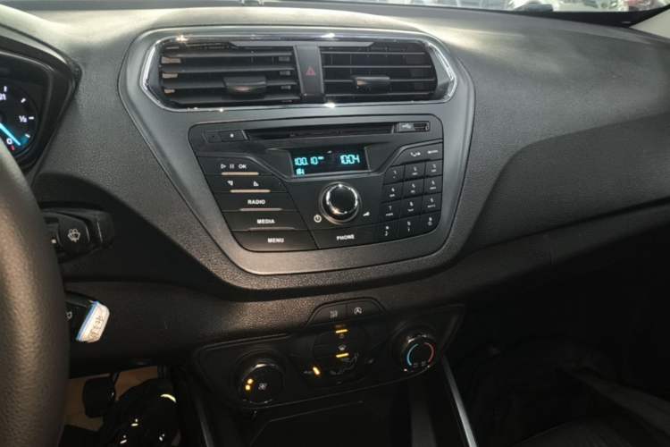 Used Ford Escort 2019 Revised Version 1.5L Manual "Quality Enjoyment" Trim (Tire Pressure Monitoring) China VI Standard Audio And AC Panel
