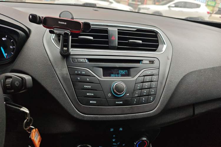 Used Ford Escort 2019 Revised 1.5L Automatic ZhiXiang Version (Tire Pressure Monitoring) China VI Standard Audio And AC Panel