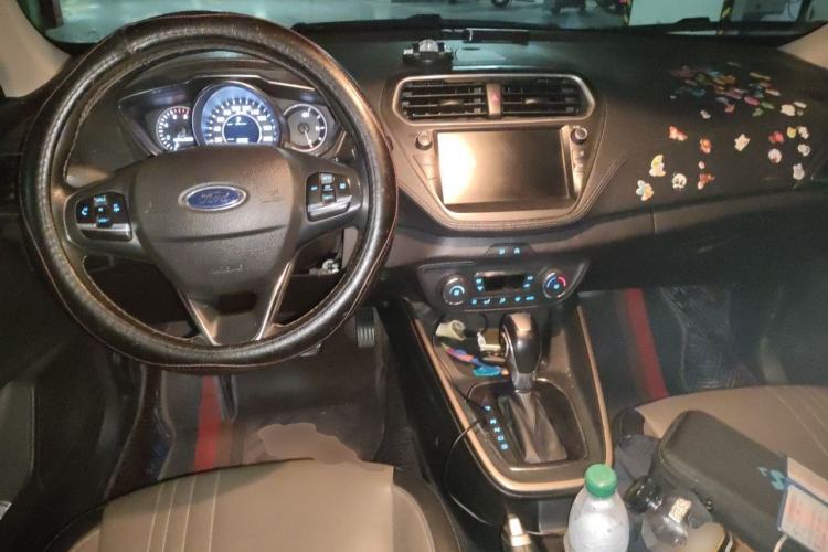 Used Ford Escort 2019 Revised Version 1.5L Automatic Zhenxiang Edition China VI Standard Center Console