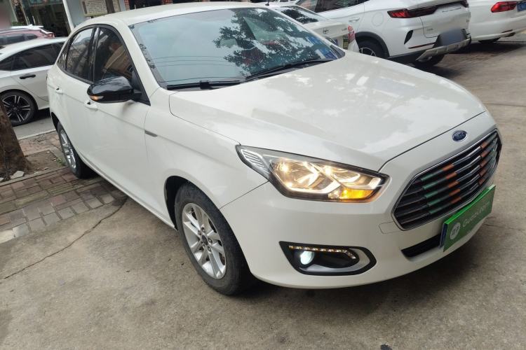 Used Ford Escort 2019 Revised 1.5L Automatic ZhiXiang Version (Tire Pressure Monitoring) China VI Standard Front Right 45 Deg