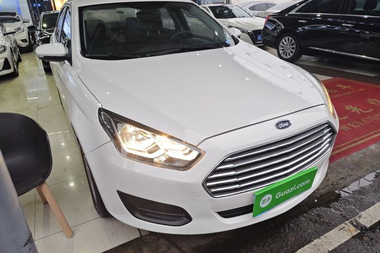 Used Ford Escort 2019 Revised 1.5L Automatic ZhiXiang Version (Tire Pressure Monitoring) China VI Standard Front Right 45 Deg