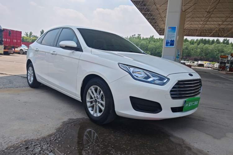 Used Ford Escort 2019 Revised 1.5L Automatic ZhiXiang Version (Tire Pressure Monitoring) China VI Standard Front Right 45 Deg