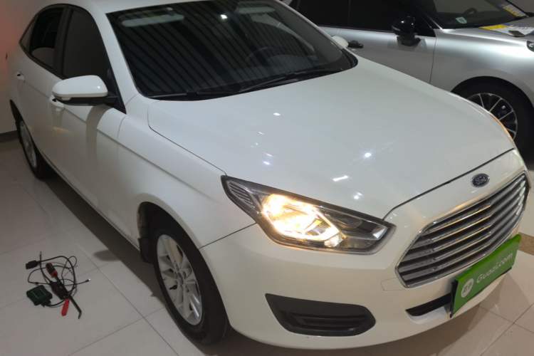 Used Ford Escort 2019 Revised 1.5L Automatic ZhiXiang Version (Tire Pressure Monitoring) China VI Standard Front Right 45 Deg