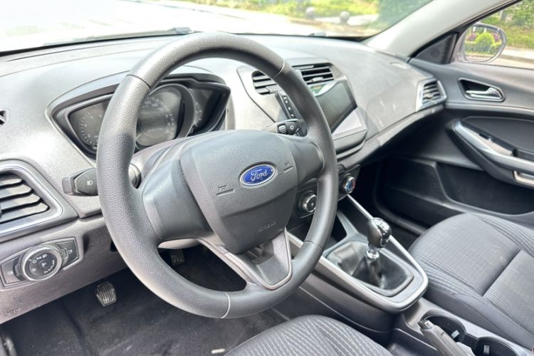 Used Ford Escort 2019 1.5L Manual ZhiXiang Version Interior 6