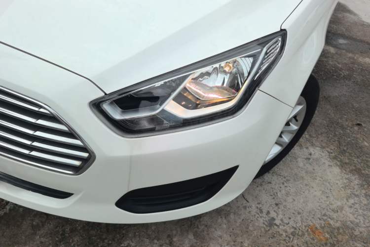 Used Ford Escort 2019 Revised 1.5L Automatic ZhiXiang Version (Tire Pressure Monitoring) China VI Standard Left Front Headlight