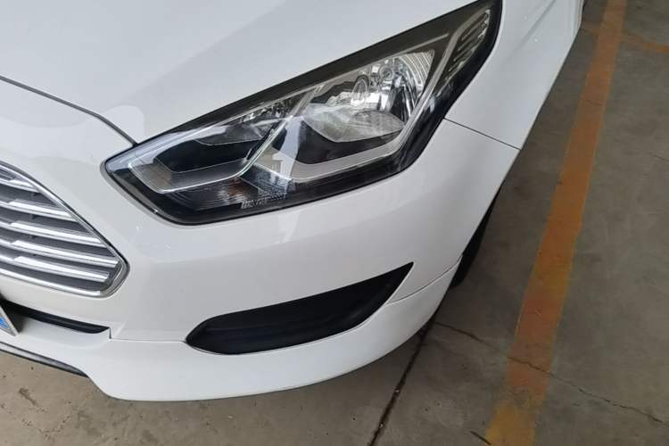 Used Ford Escort 2019 Revised Version 1.5L Manual "Quality Enjoyment" Trim (Tire Pressure Monitoring) China VI Standard Left Front Headlight