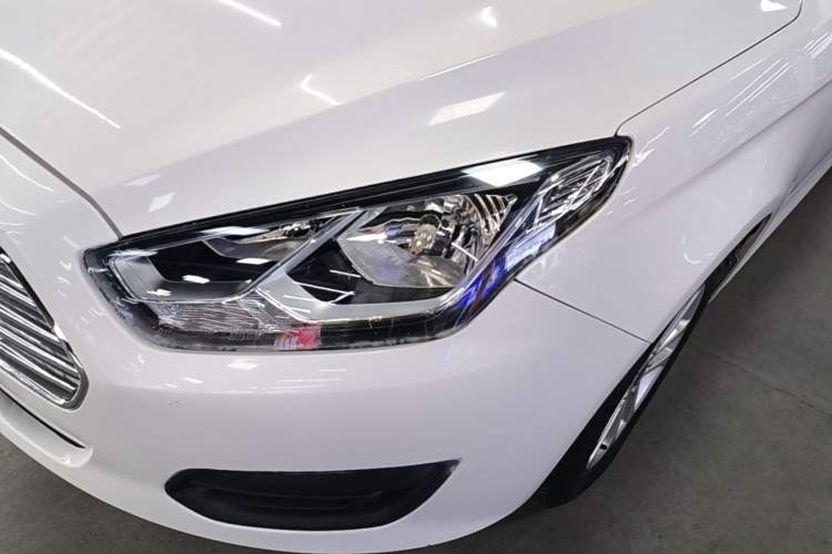 Used Ford Escort 2019 Revised Version 1.5L Manual "Quality Enjoyment" Trim (Tire Pressure Monitoring) China VI Standard Left Front Headlight