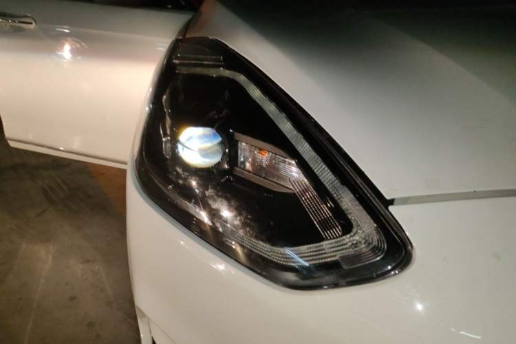Used Ford Escort 2019 Revised Version 1.5L Automatic Zhenxiang Edition China VI Standard Right Front Headlight