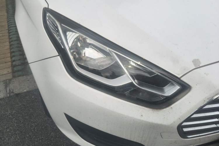 Used Ford Escort 2019 Revised 1.5L Automatic ZhiXiang Version China V Standard Right Front Headlight