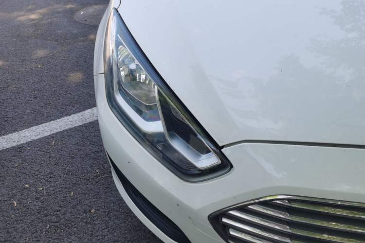 Used Ford Escort 2019 Revised 1.5L Automatic ZhiXiang Version (Tire Pressure Monitoring) China VI Standard Right Front Headlight