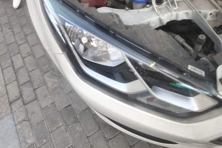 Used Ford Escort 2019 Revised Version 1.5L Manual "Quality Enjoyment" Trim (Tire Pressure Monitoring) China VI Standard Right Front Headlight