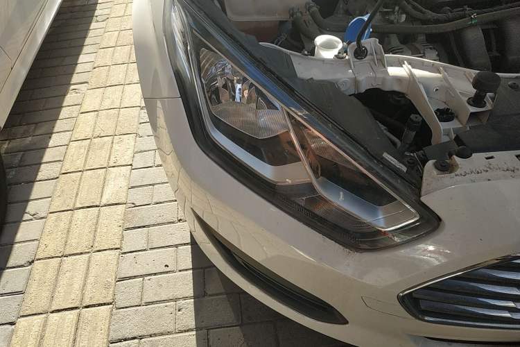 Used Ford Escort 2019 Revised 1.5L Automatic ZhiXiang Version (Tire Pressure Monitoring) China VI Standard Right Front Headlight
