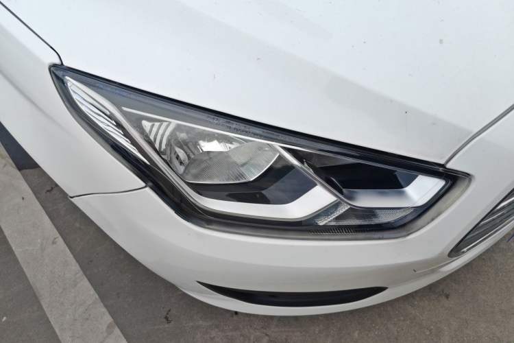 Used Ford Escort 2019 Revised 1.5L Automatic ZhiXiang Version (Tire Pressure Monitoring) China VI Standard Right Front Headlight