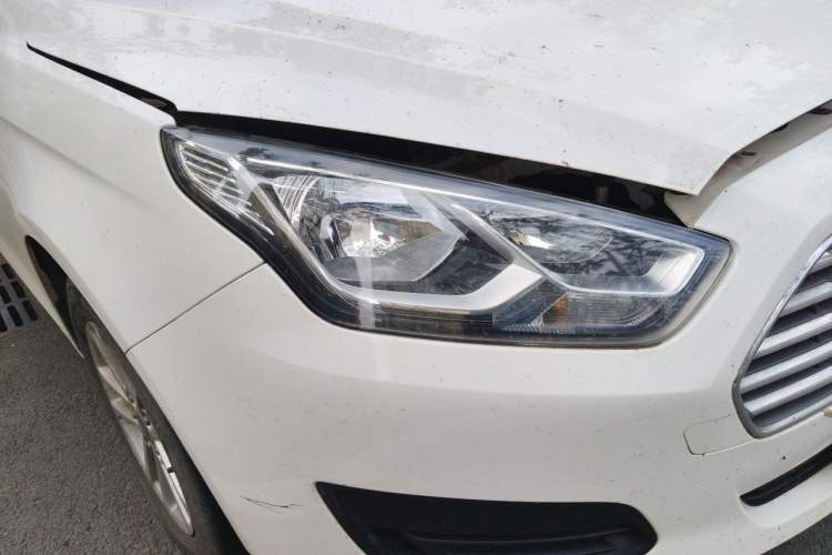 Used Ford Escort 2019 Revised Version 1.5L Manual "Quality Enjoyment" Trim (Tire Pressure Monitoring) China VI Standard Right Front Headlight