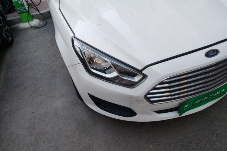 Used Ford Escort 2019 Revised 1.5L Automatic ZhiXiang Version China VI Standard Right Front Headlight