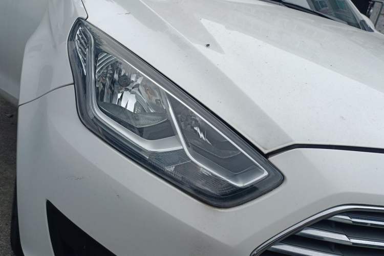 Used Ford Escort 2019 Revised 1.5L Automatic ZhiXiang Version (Tire Pressure Monitoring) China VI Standard Right Front Headlight