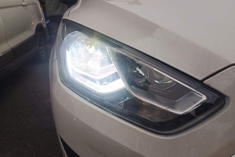 Used Ford Escort 2019 Revised 1.5L Automatic ZhiXiang Version (Tire Pressure Monitoring) China VI Standard Right Front Headlight