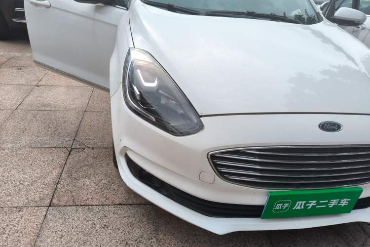 Used Ford Escort 2019 Revised Version 1.5L Automatic Enjoyment Type China V Standard Right Front Headlight