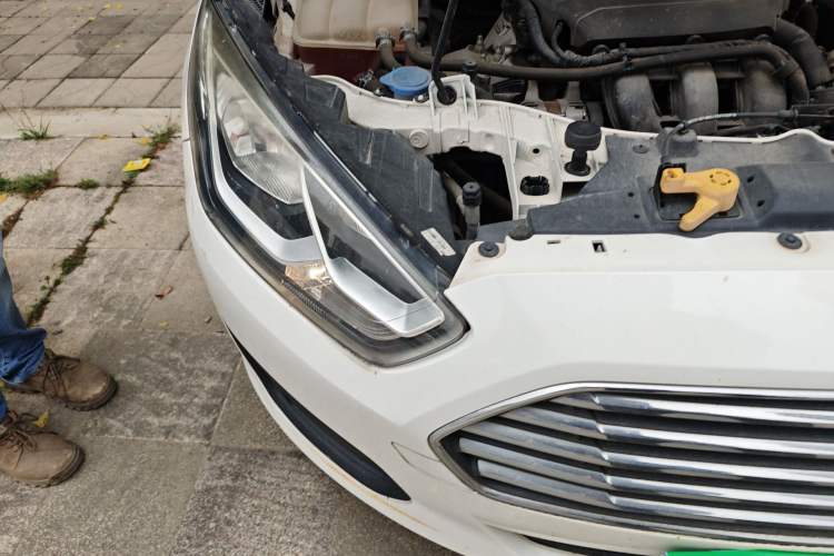 Used Ford Escort 2019 Revised 1.5L Automatic ZhiXiang Version (Tire Pressure Monitoring) China VI Standard Right Front Headlight