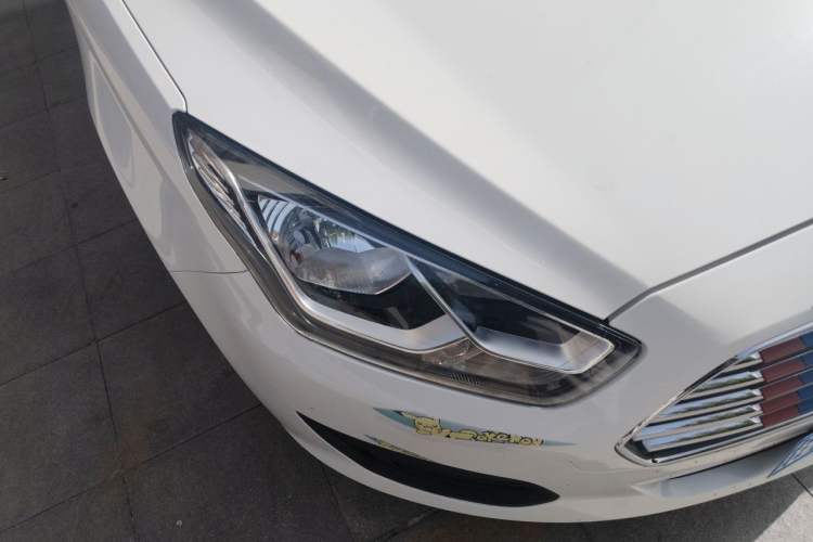 Used Ford Escort 2019 Facelifted 1.5L Automatic ZhiXiang Version (Tire Pressure Monitoring) China V Standard Right Front Headlight