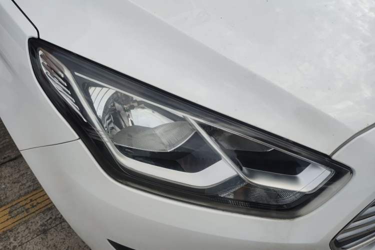 Used Ford Escort 2019 Revised 1.5L Automatic ZhiXiang Version (Tire Pressure Monitoring) China VI Standard Right Front Headlight