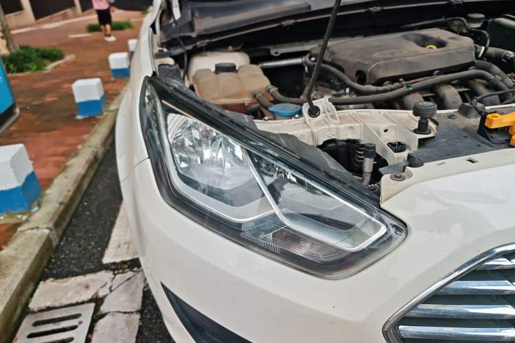 Used Ford Escort 2019 Revised Version 1.5L Manual "Quality Enjoyment" Trim (Tire Pressure Monitoring) China VI Standard Right Front Headlight