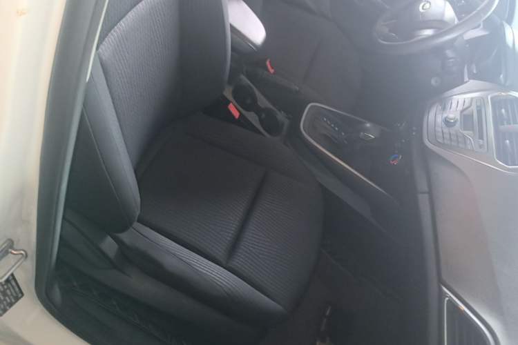 Used Ford Escort 2019 Revised 1.5L Automatic ZhiXiang Version (Tire Pressure Monitoring) China VI Standard Right Front Seat